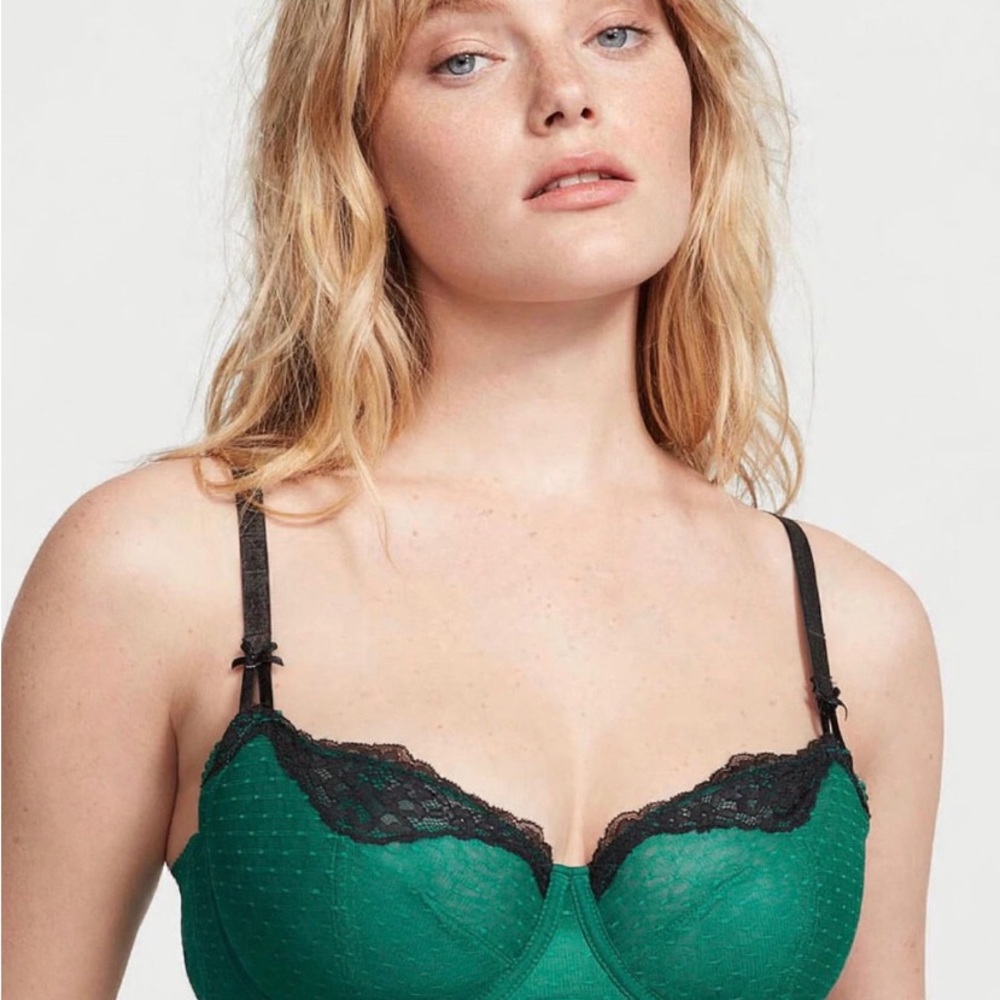 Victoria's Secret Emerald Green Lace Bra with Black Straps 32D